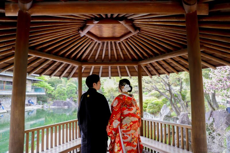 庭園を見渡すお二人の背中