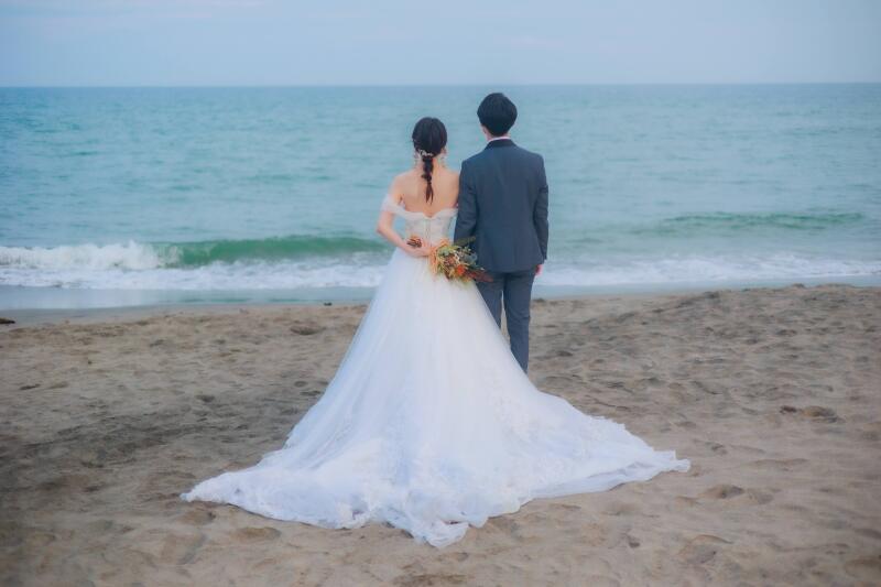 【七里ヶ浜】潮風香る海辺で紡ぐ、オフショルダードレスの初夏ビーチフォト