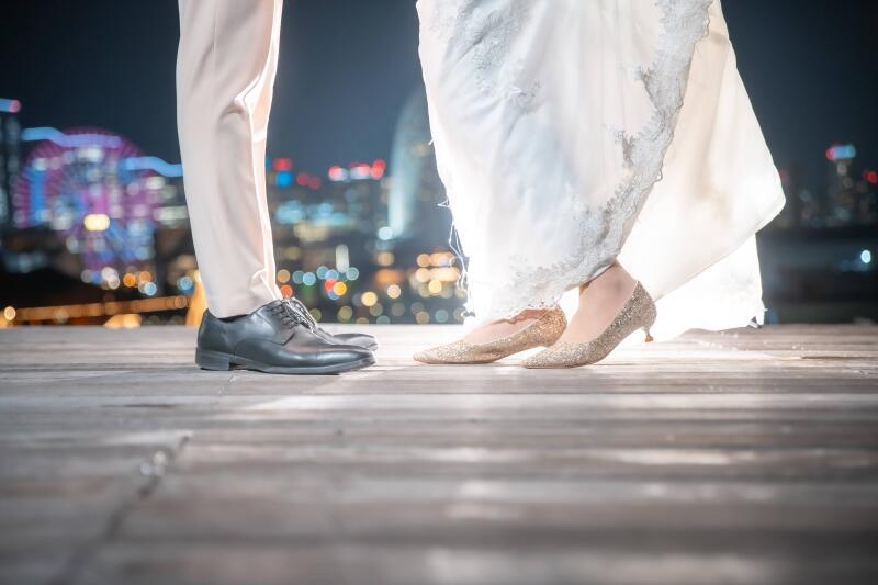 並んだ足元とドレスの裾
