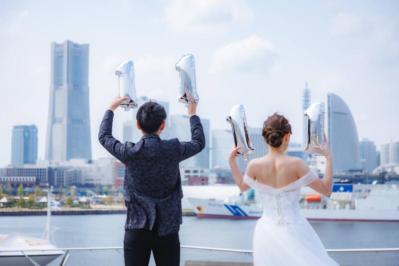 バルーンを持って横浜を背景に