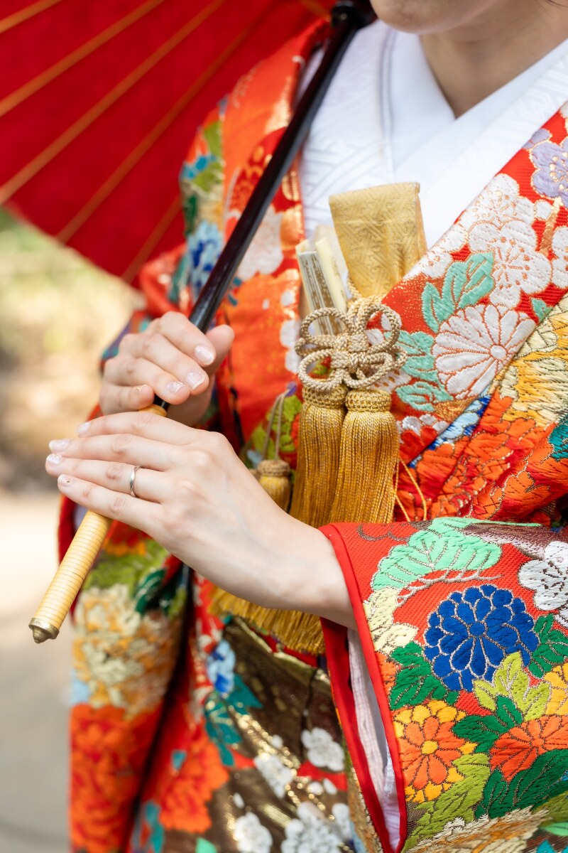 指先に輝く誓いのしるし