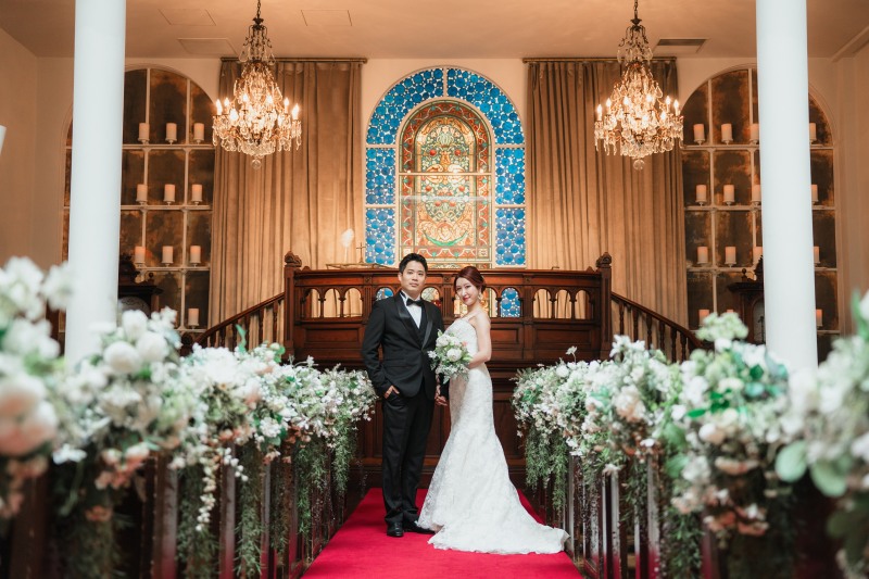 祭壇前で美しく