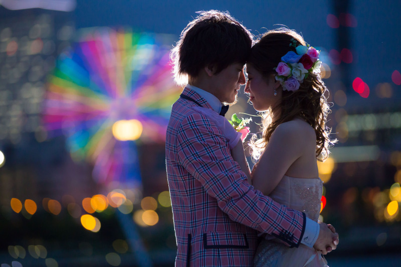 光に包まれる幻想的な抱擁