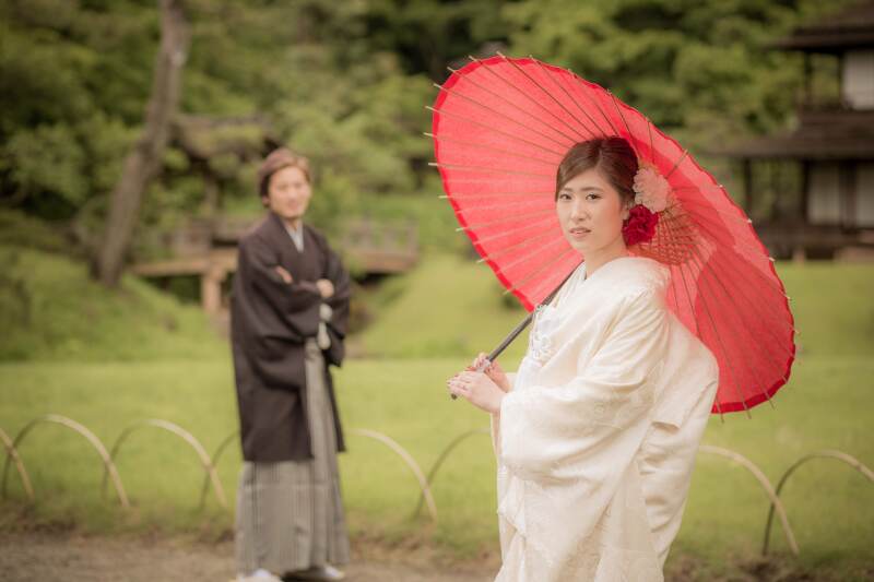 白無垢に映える一輪の和傘