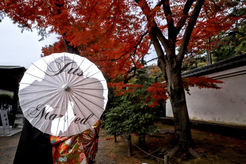 クラシカルな庭園で叶える!紅葉の光に包まれたドラマチック和装前撮り