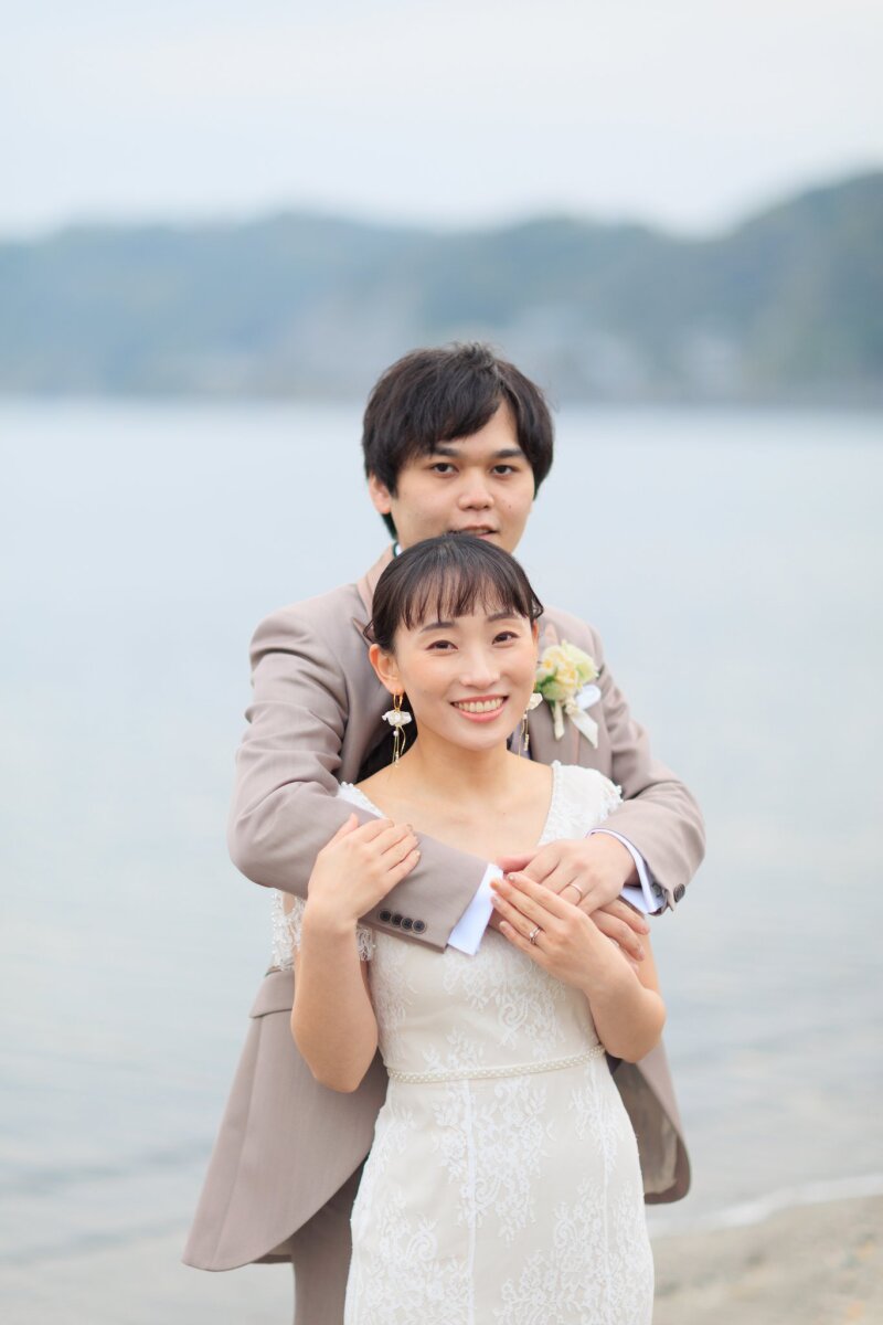 背後から包み込む優しい抱擁