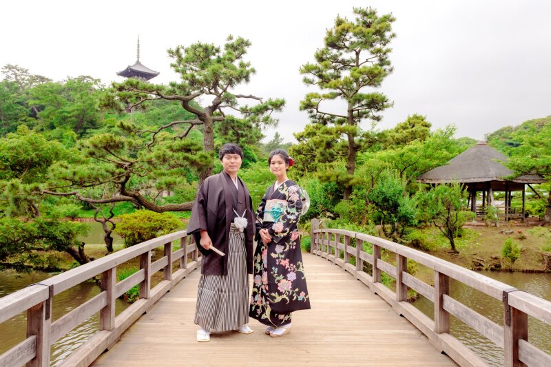 橋の上、三重塔を背にして