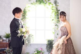 ブラウンのドレスが映える！スタジオで魅せるお二人のウェディング