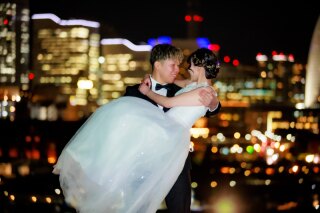 横浜の夜景を独り占め！光の街で叶えるドラマチックなウェディングフォト体験レポート