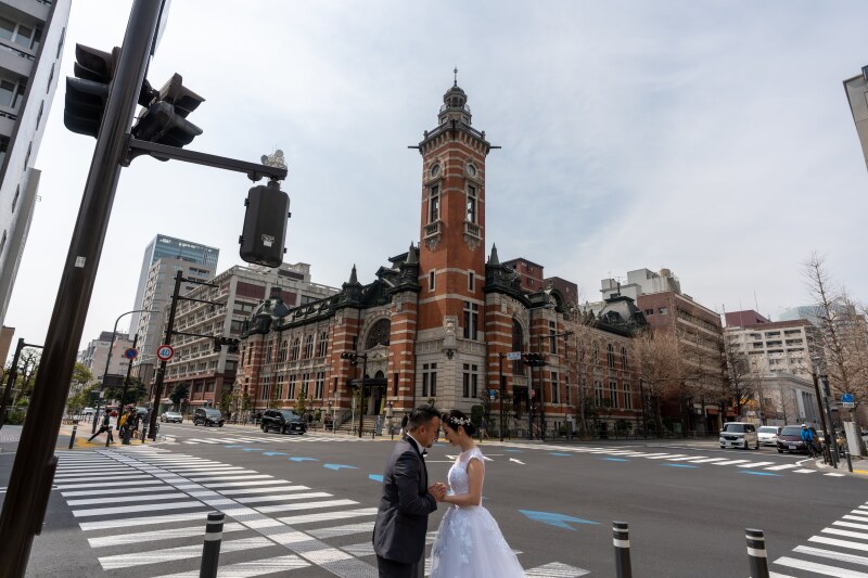 横浜の街並みを背景に歩む道