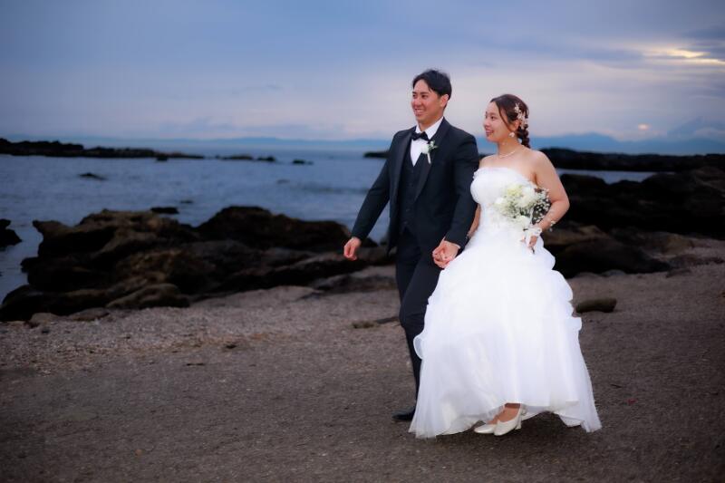 白い薔薇と結婚指輪
