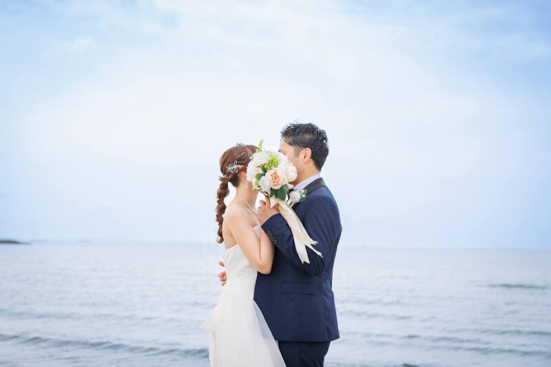 幸せのブーケ、誓いのキスを彩る