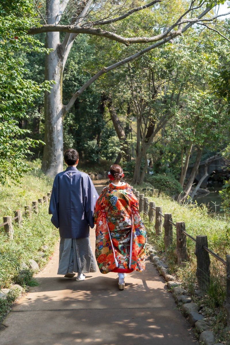 木漏れ日のなかを歩むお二人