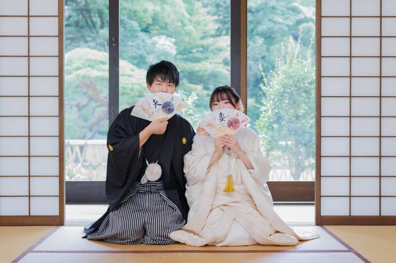 「夫」「妻」扇子で迎える和室の一枚