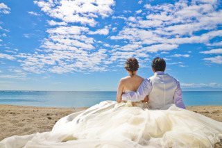 和装はしっとりスタジオで、洋装は快晴のビーチにて