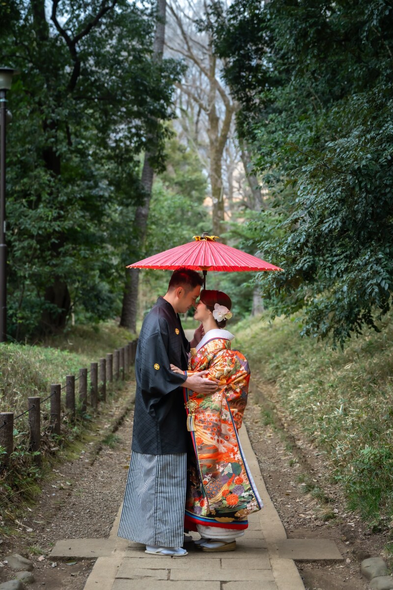 相合い傘で静かに見つめ合って
