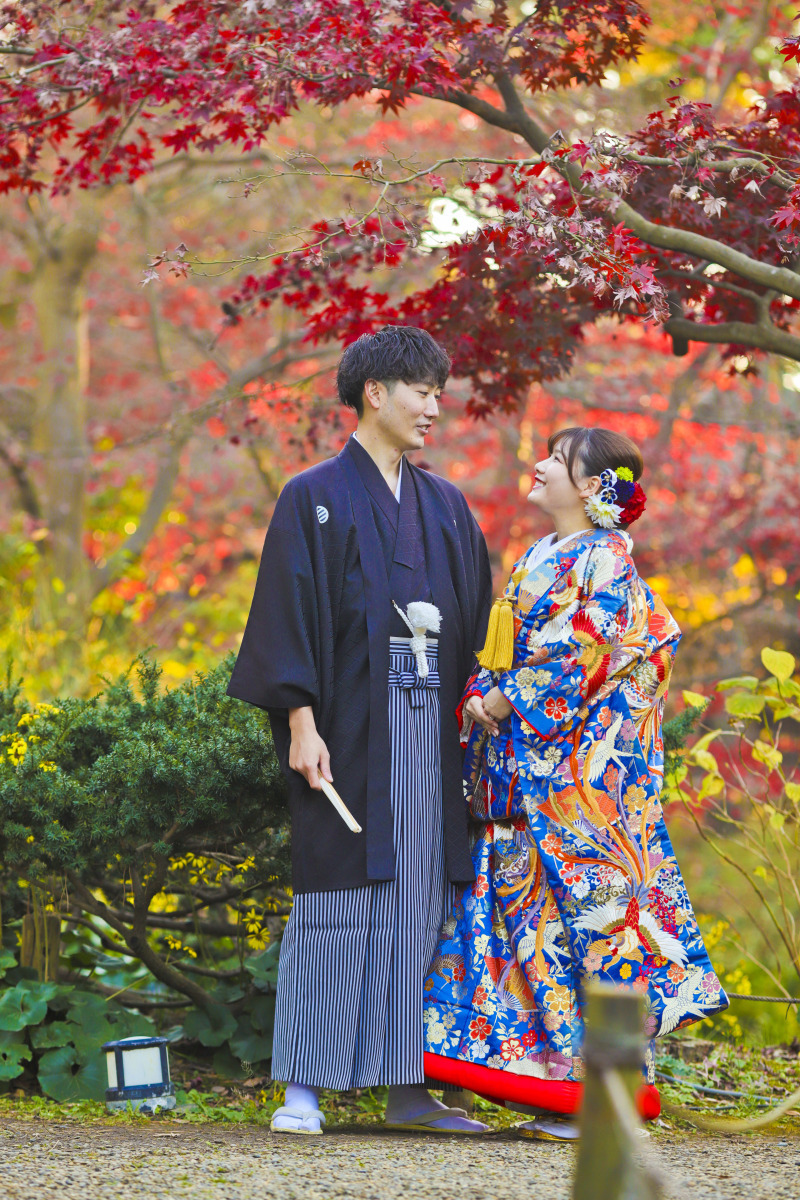 紅葉に包まれて愛を誓う