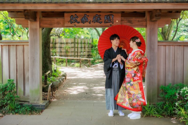 彼我庭園の門前で