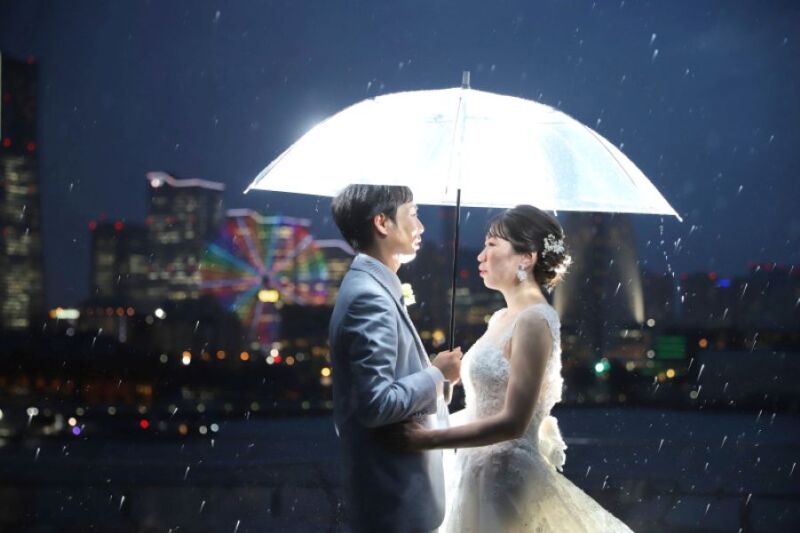 輝く雨と見つめ合う視線