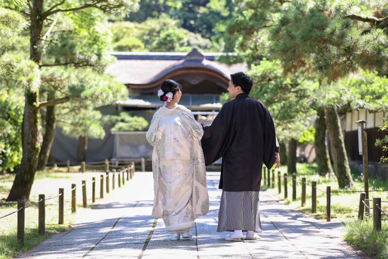 奥へと続く参道を二人で