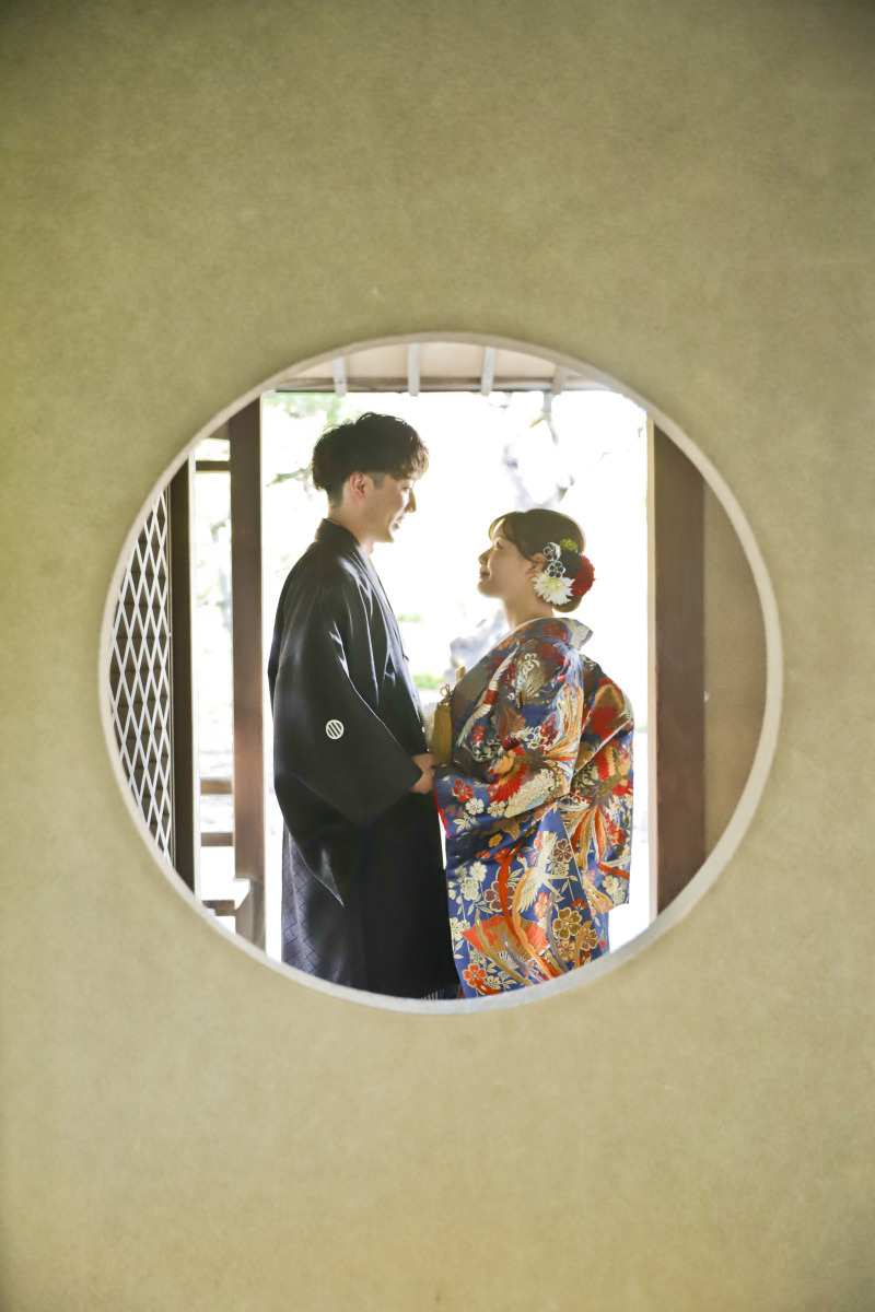 丸窓に映る二人だけの世界