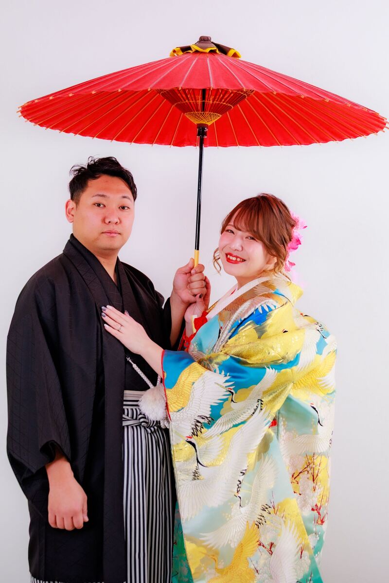 番傘の下で寄り添って