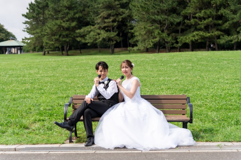 海浜公園に観覧車望む芝生の小径