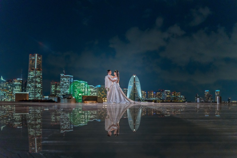 みなとみらいの夜景をバックに