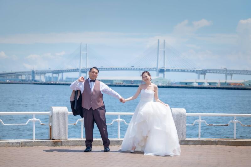 横浜港をバックに
