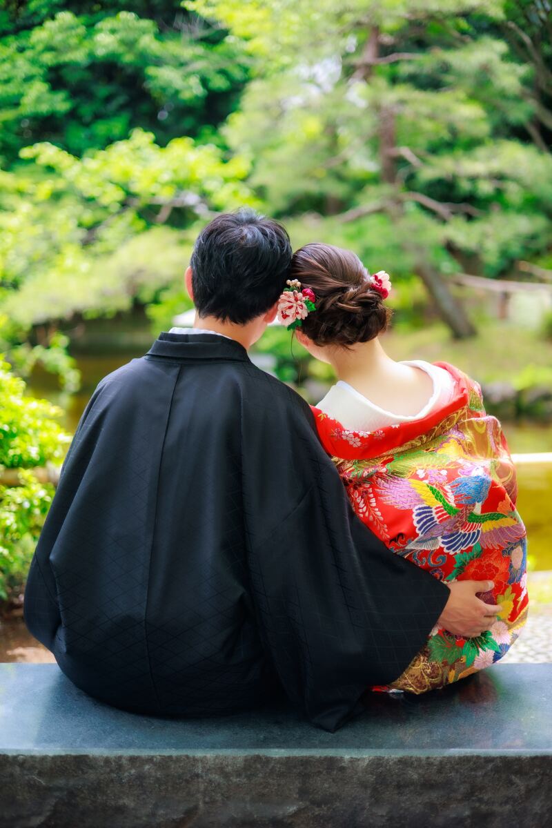 池を眺める後ろ姿