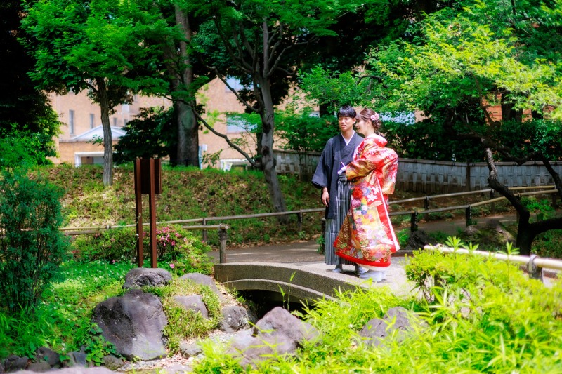 庭園の石橋を渡って