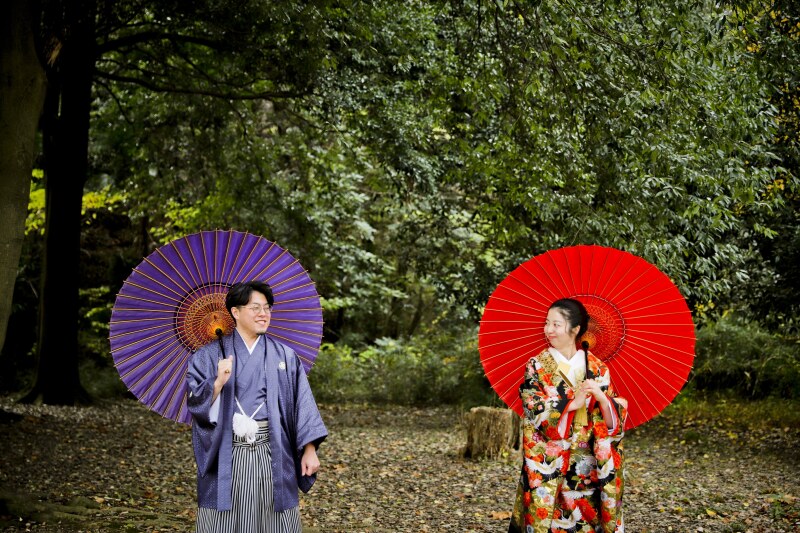 和傘を持って見つめ合いカット