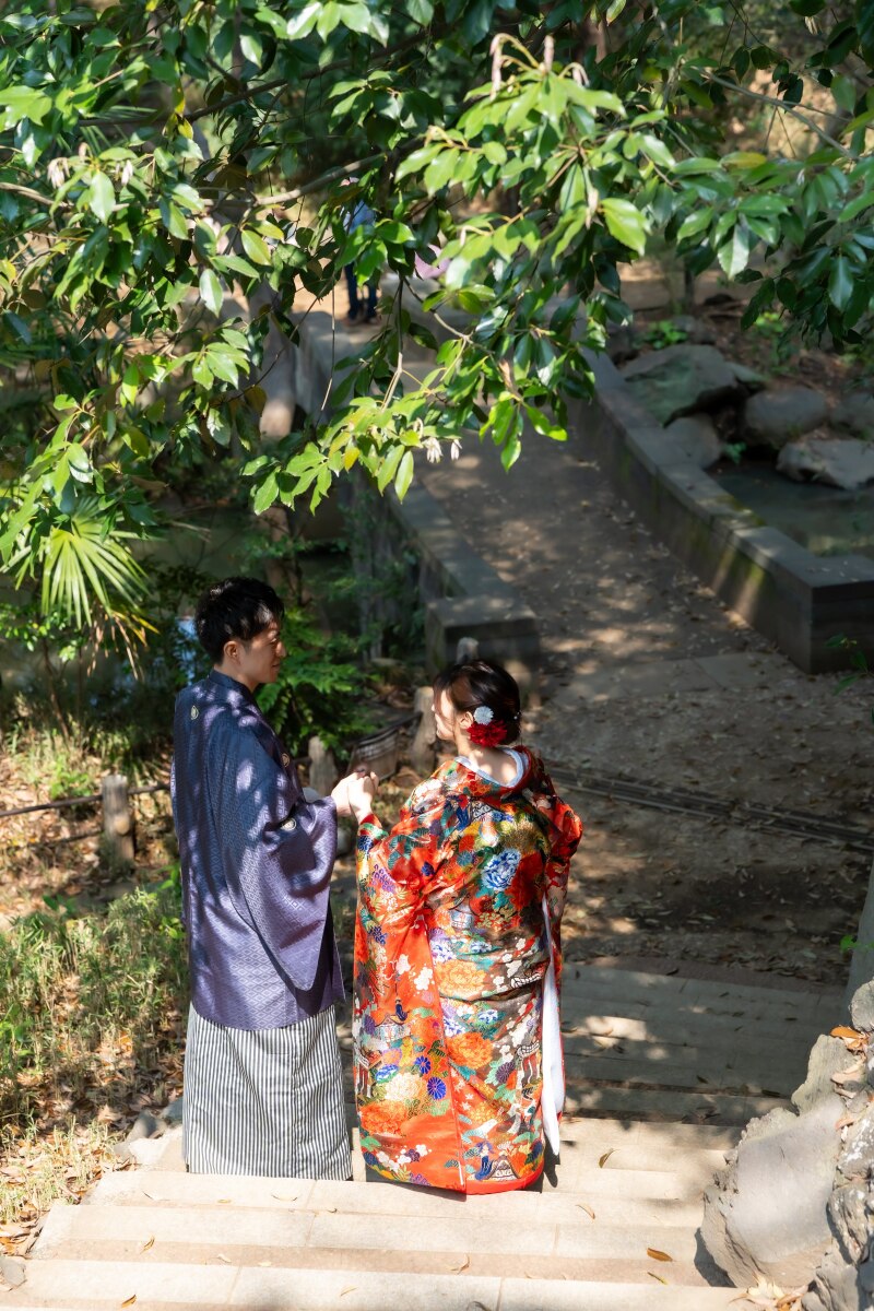 手を取り合い階段を降りて