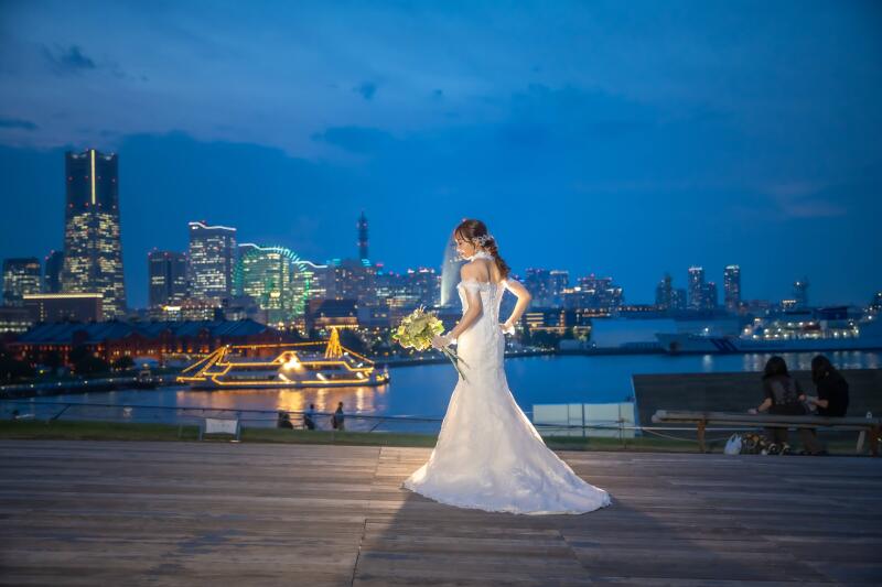 夜景の中佇む新婦の後ろ姿
