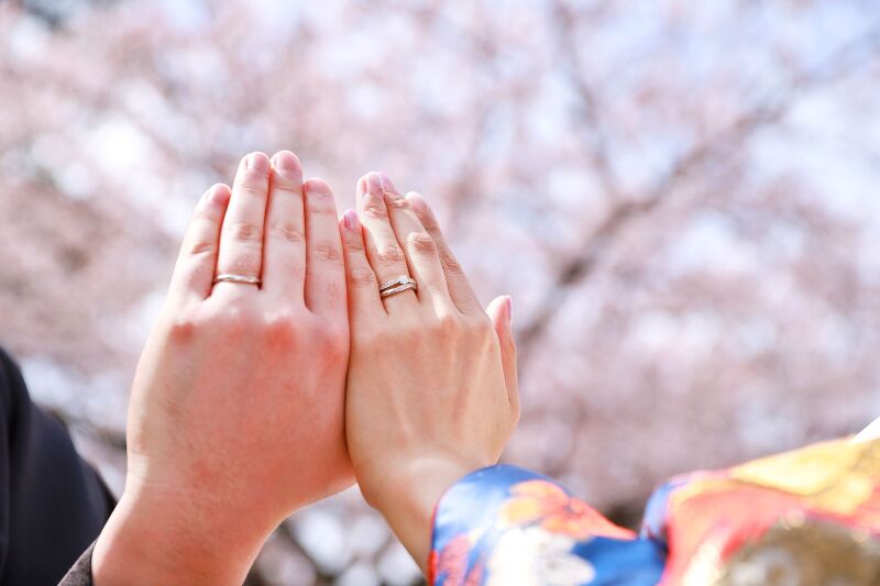 満開の桜をバックに結婚指輪カット
