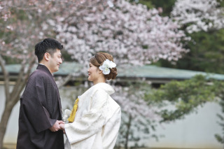 庭園入口で犬と撮ってから、庭園で桜和装前撮り