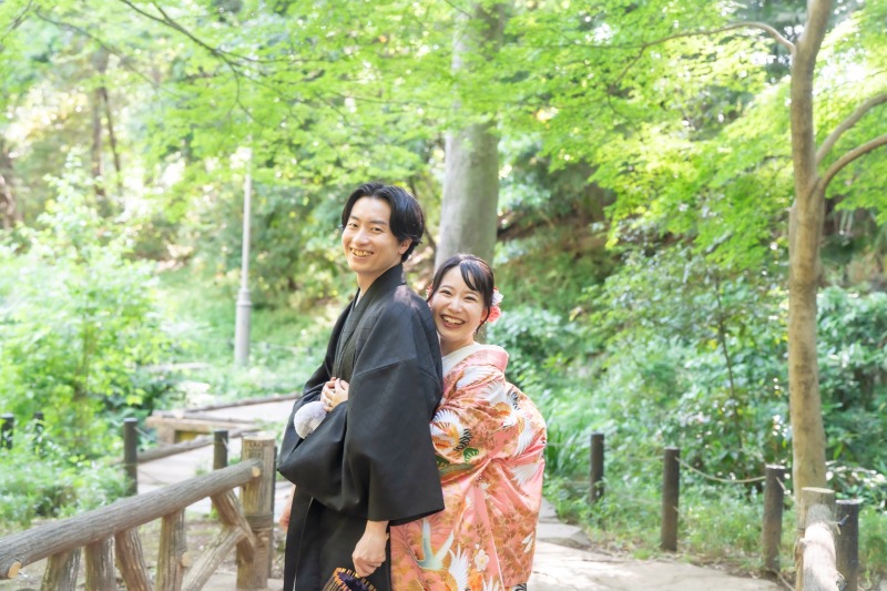 新緑の小径で笑顔