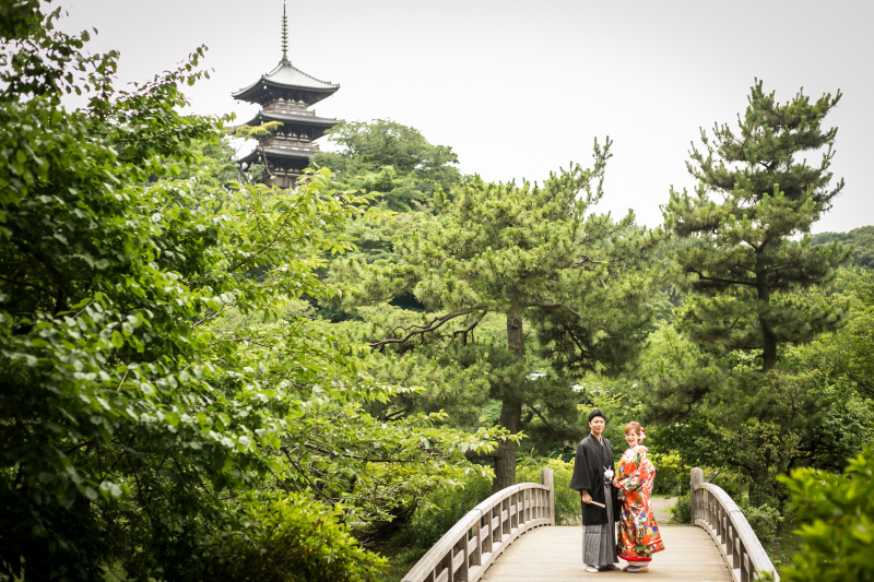 三重塔をバックに