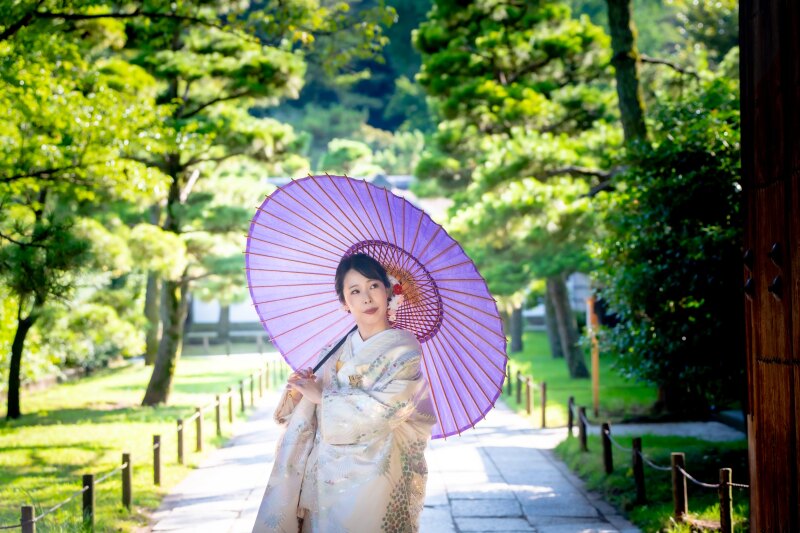 緑をバックに