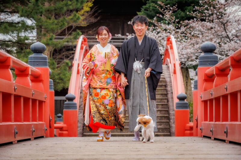 愛犬と一緒に橋をお散歩