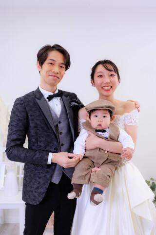 お子さんも一緒に白ドレスと色ドレスの2着でウエディングフォト