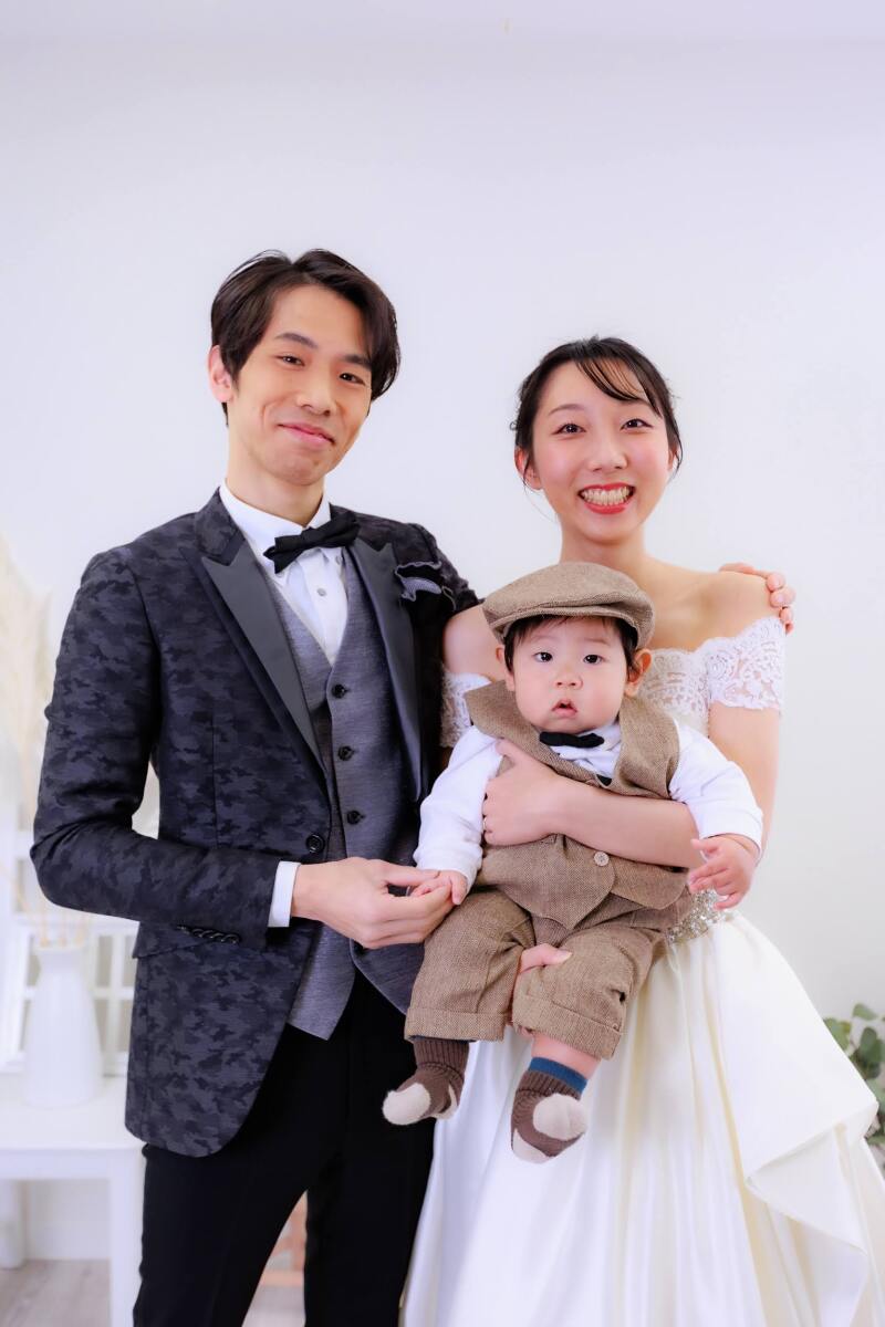お子さんも一緒に白ドレスと色ドレスの2着でウエディングフォト