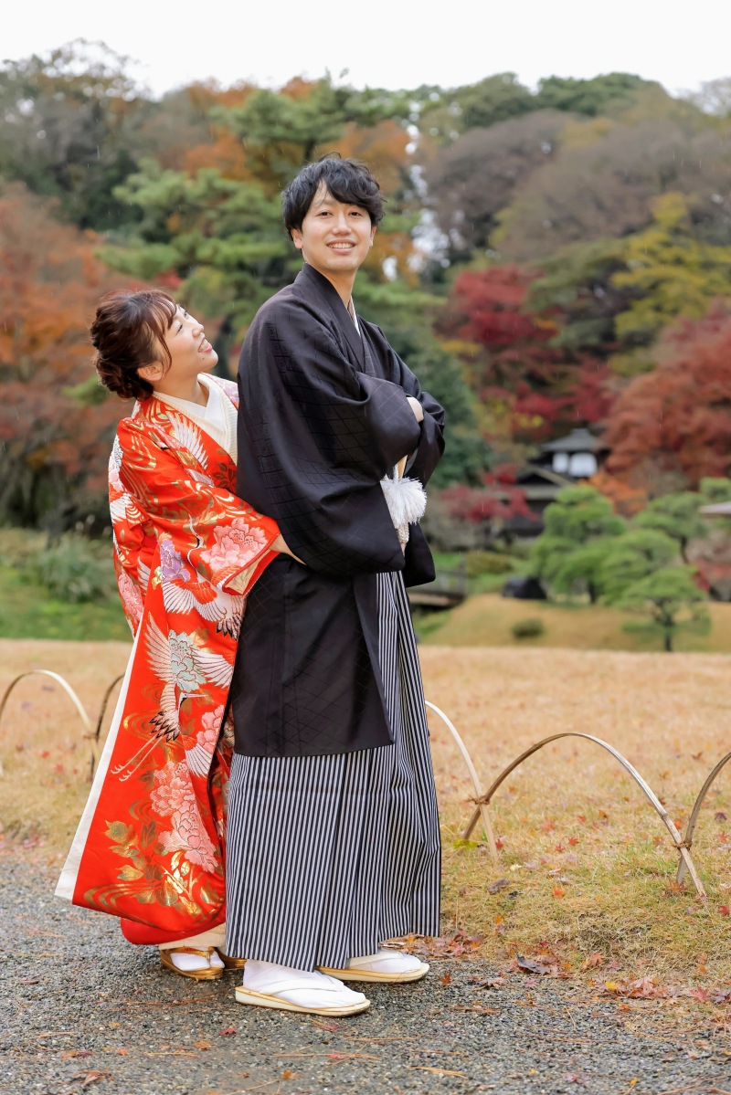 ご新郎様の背中に抱き着くかわいらしいポージング