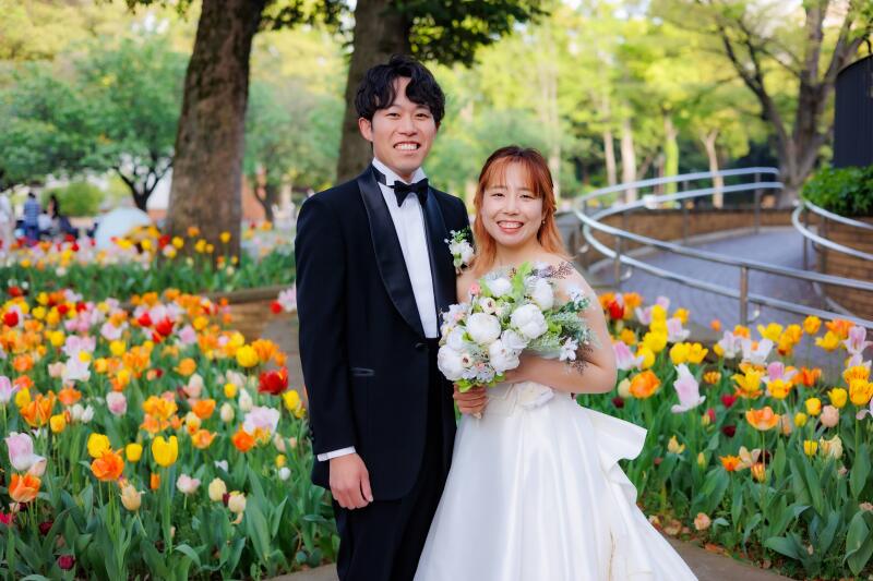 花の咲き誇る横浜公園にて