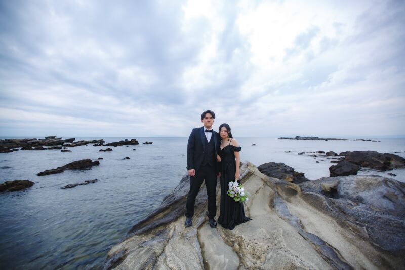 岩場が彩る ドラマティック な 前撮り