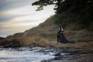 トレンドのブラックドレスで城ヶ島撮影を