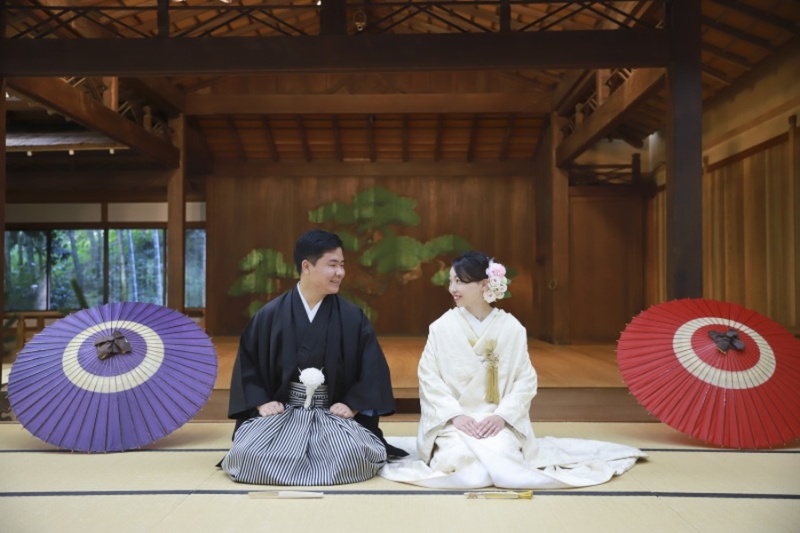 穏やかな笑顔で見つめ合って