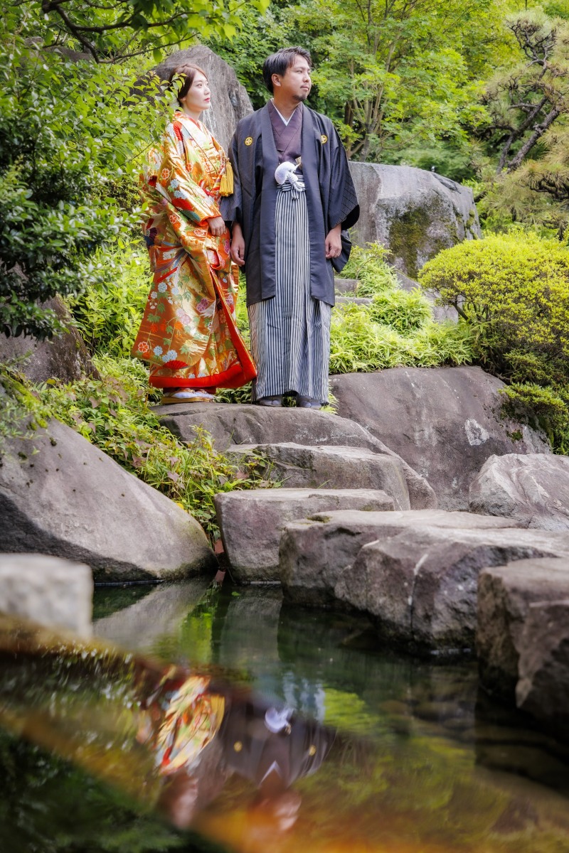 池のほとりで遠くを望む