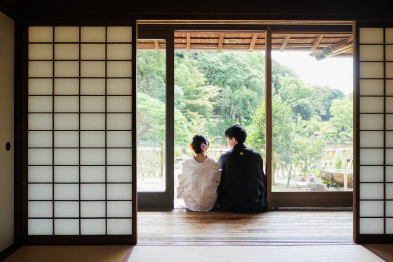縁側から望む庭園の後ろ姿