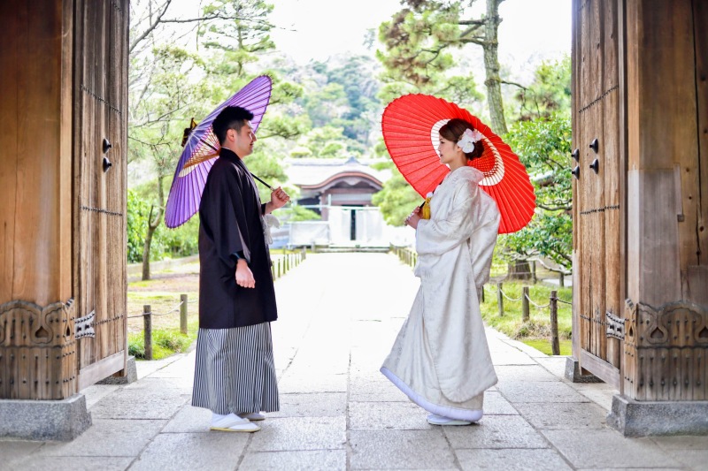 番傘が映える歴史ある門の前